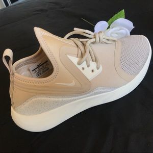 Nike Lunarcharge Essential Sneakers